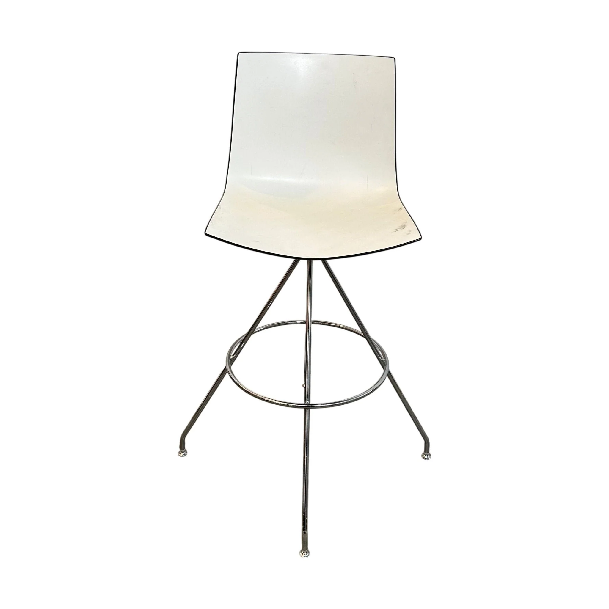 Arper Catifa 46 barstol fra Arper, sort ramme