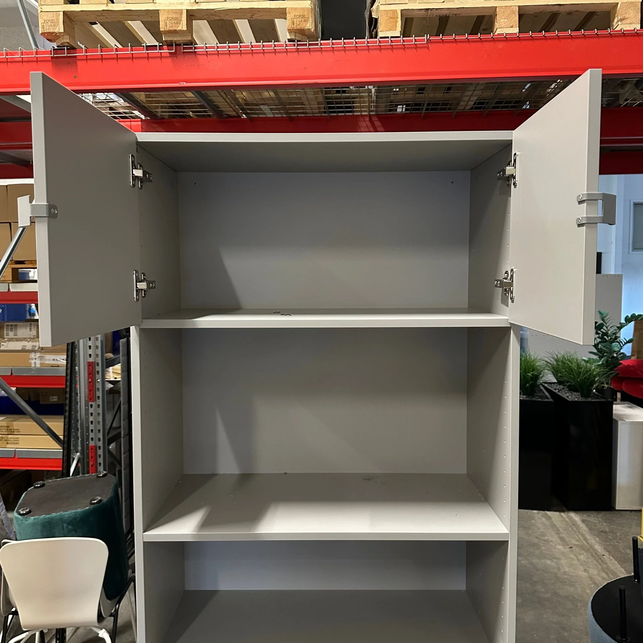 Bokhylle QBUS, 4 hyller, sokkel, H2020 B800 D400 mm, lys grå - Image 3