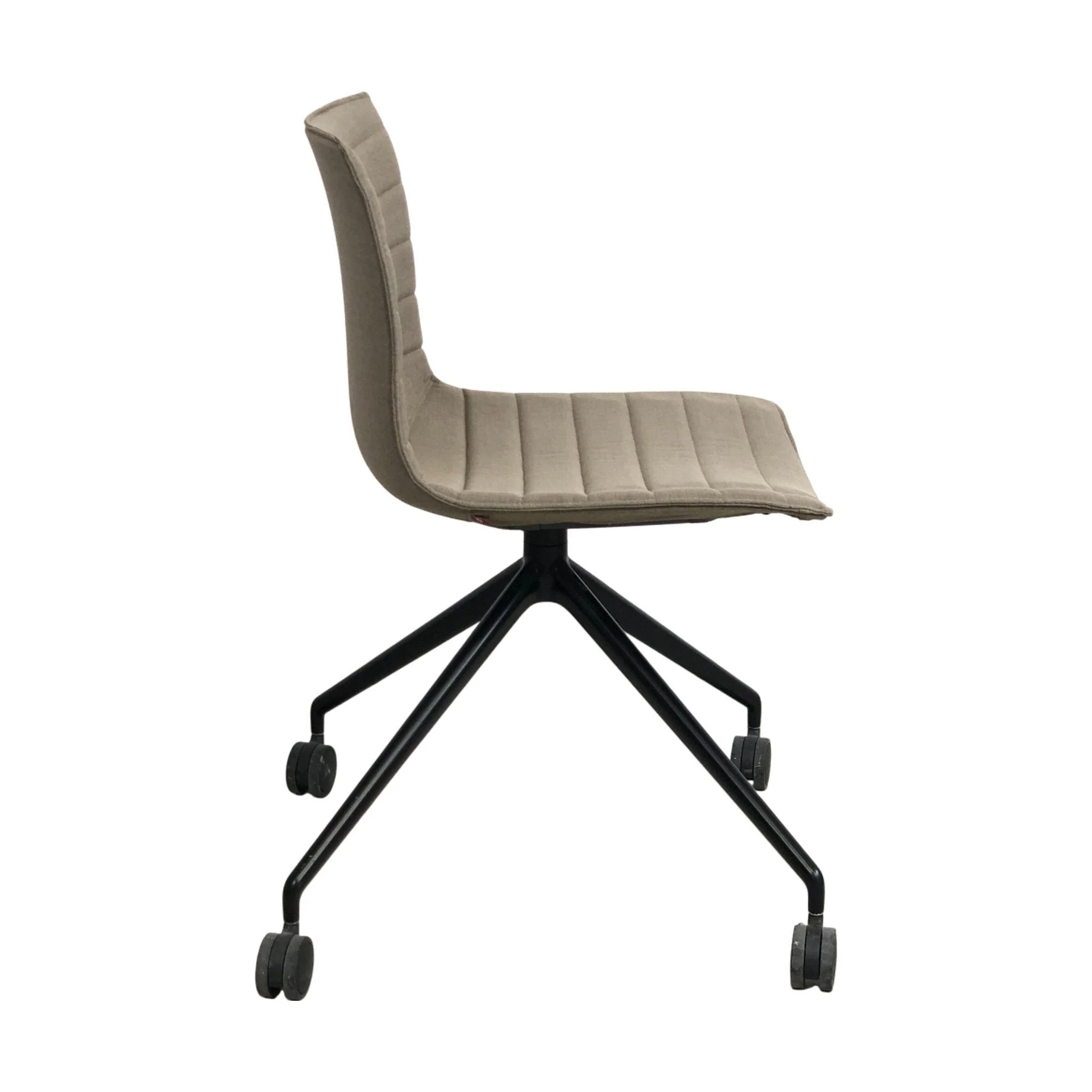 Catifa 46 møteromsstol fra Arper, beige, på hjul - Image 4