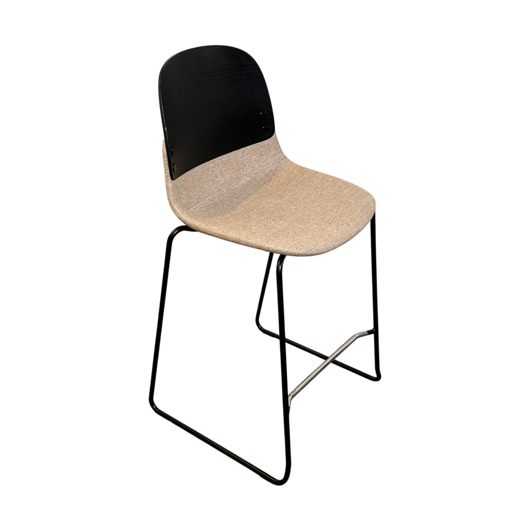 Con barstol fra ForaForm, beige tekstil og svart ramme - Image 2
