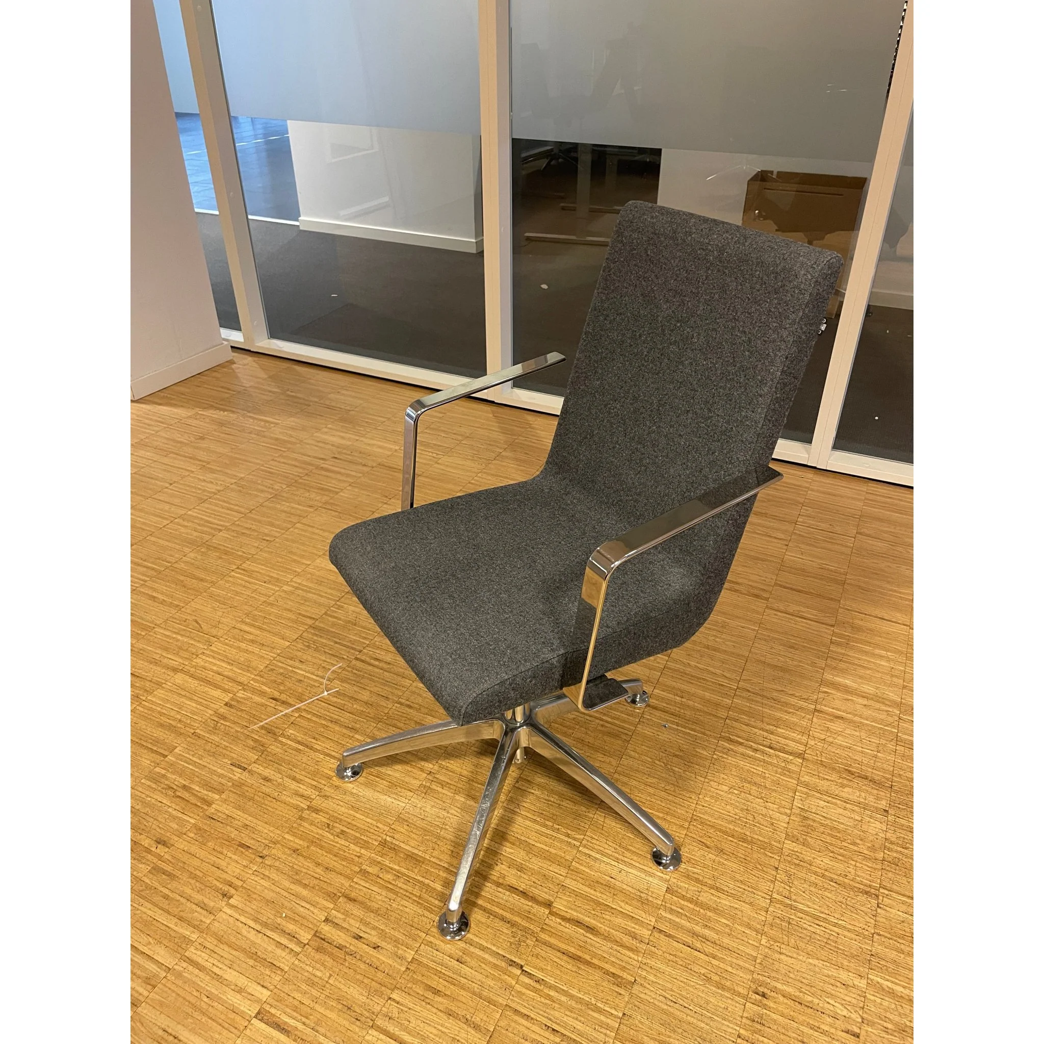 EFG Woods konferansestol, grÄ stoff med krom ben - Image 3