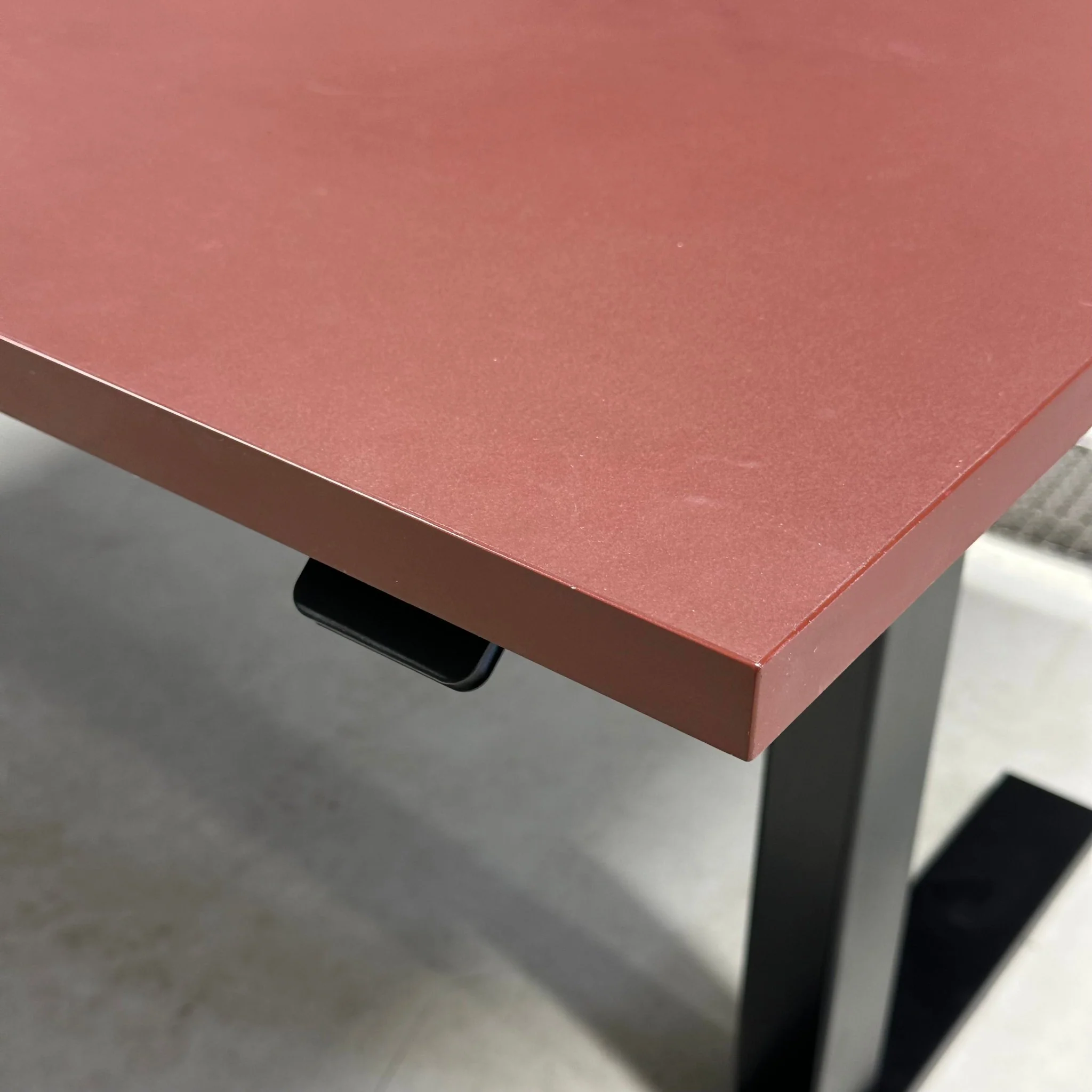 Elektrisk hev/senk skrivebord fra Linak, rød, 140x70 cm - Image 5