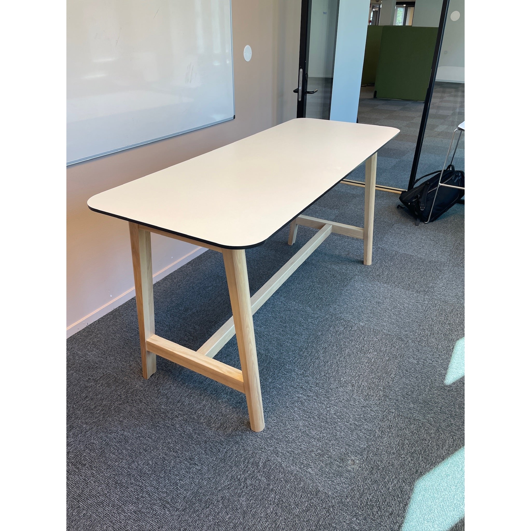 Hvitt barbord med eikebein fra Fora Form, 180x70 cm, 90 cm høy - Image 4