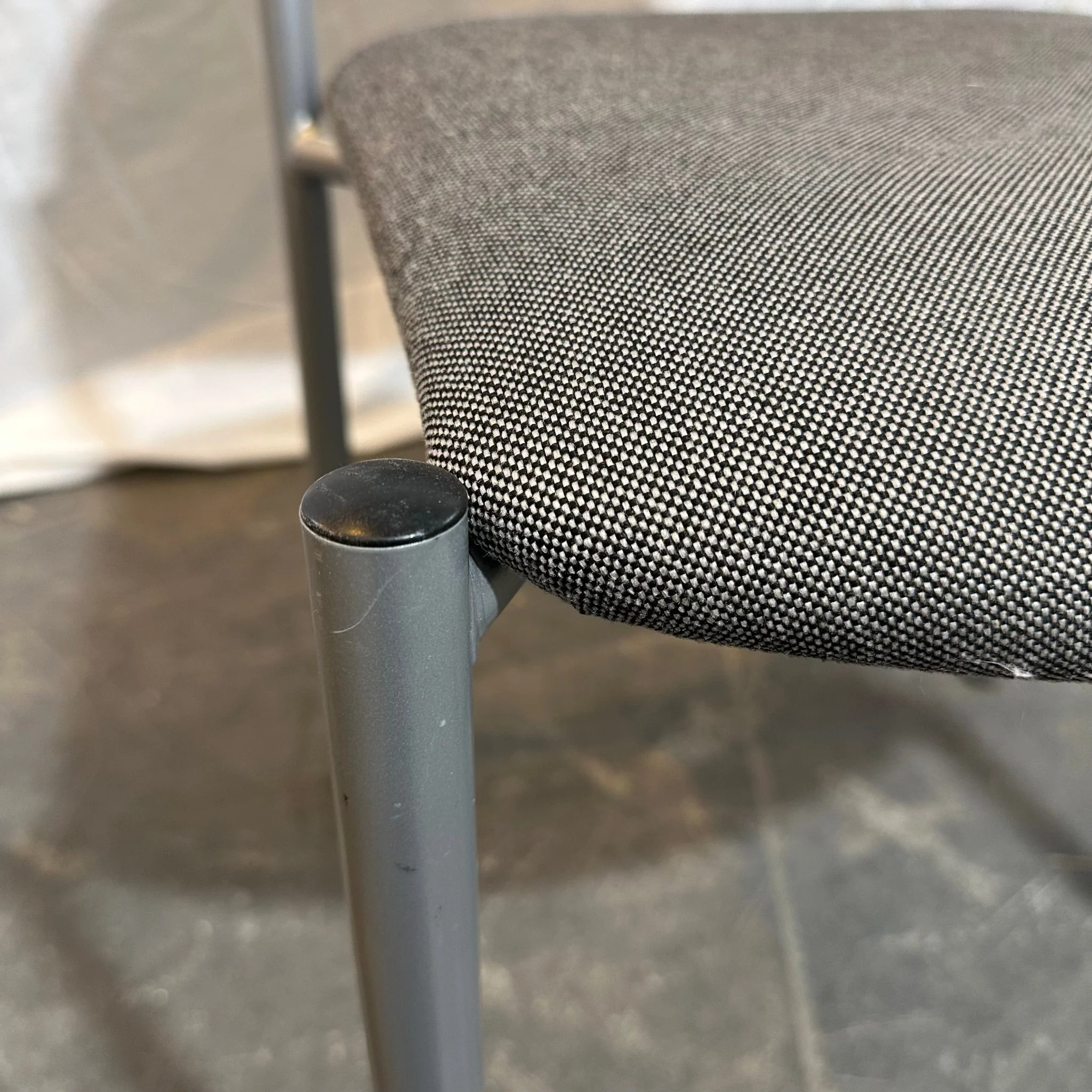 Møtestol i grå tekstil - Image 4
