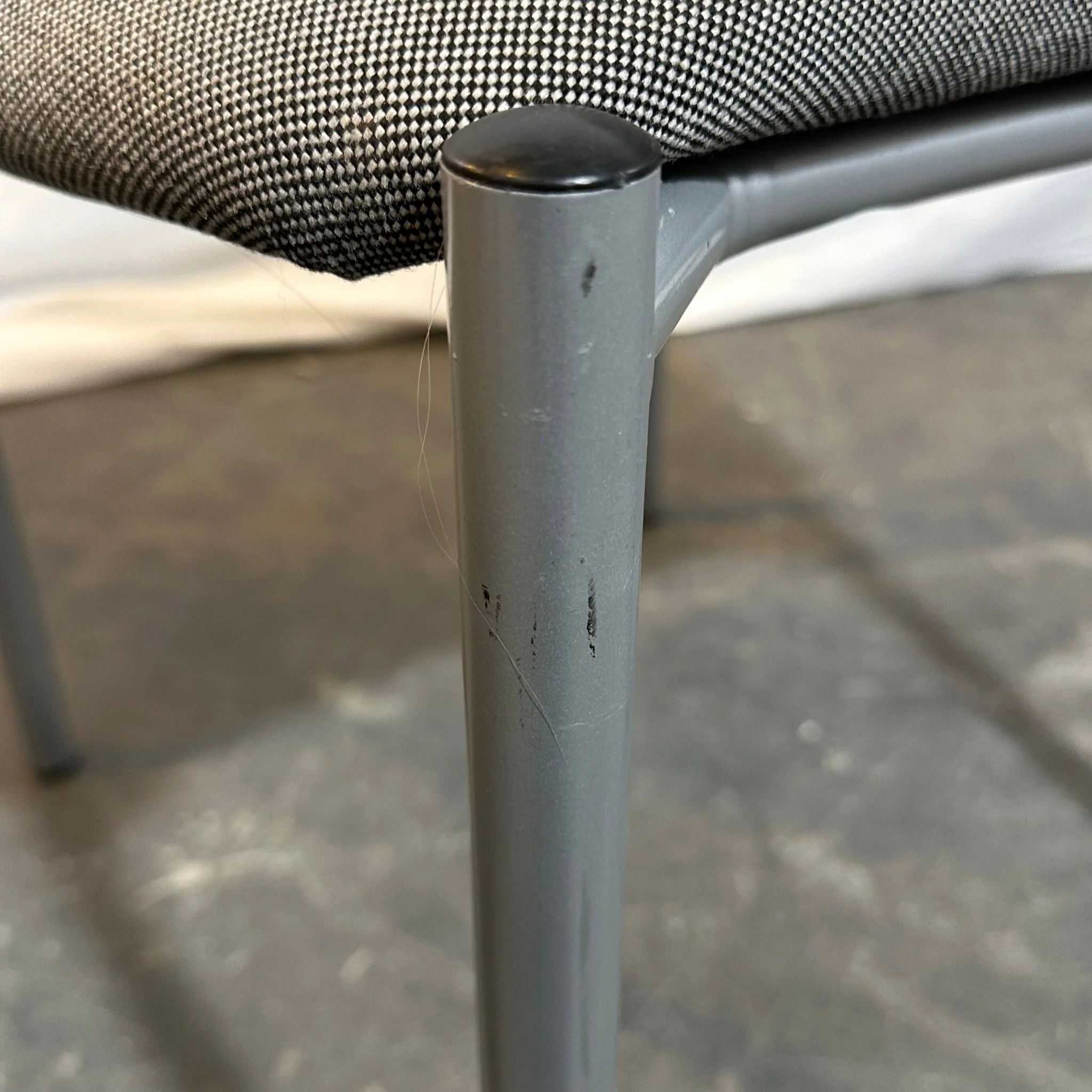 Møtestol i grå tekstil - Image 5
