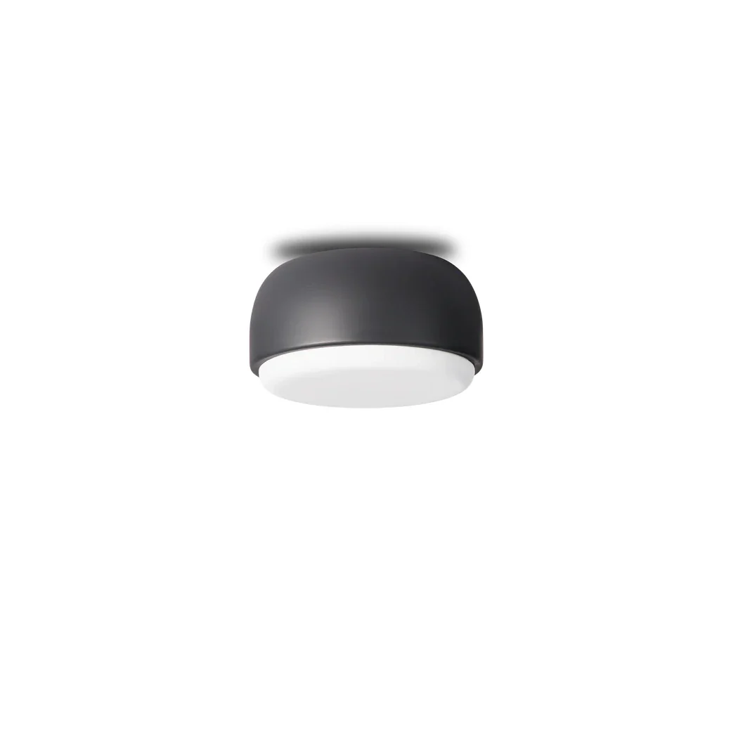 Over Me D20 bordlampe fra Northern, mørk grå