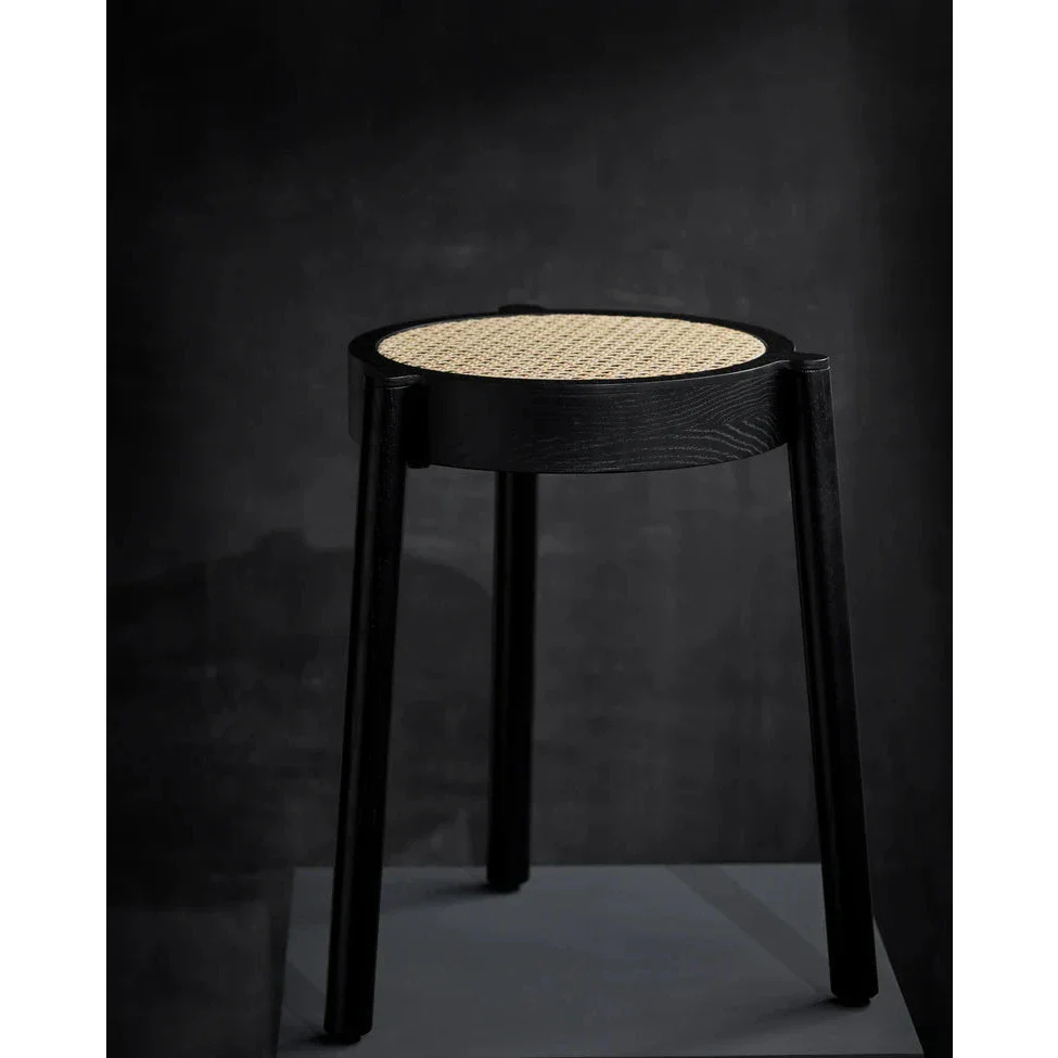 Pal stool fra Northern i svart malt eik med naturlig mesh-sete, 37x37x46 cm - Image 2
