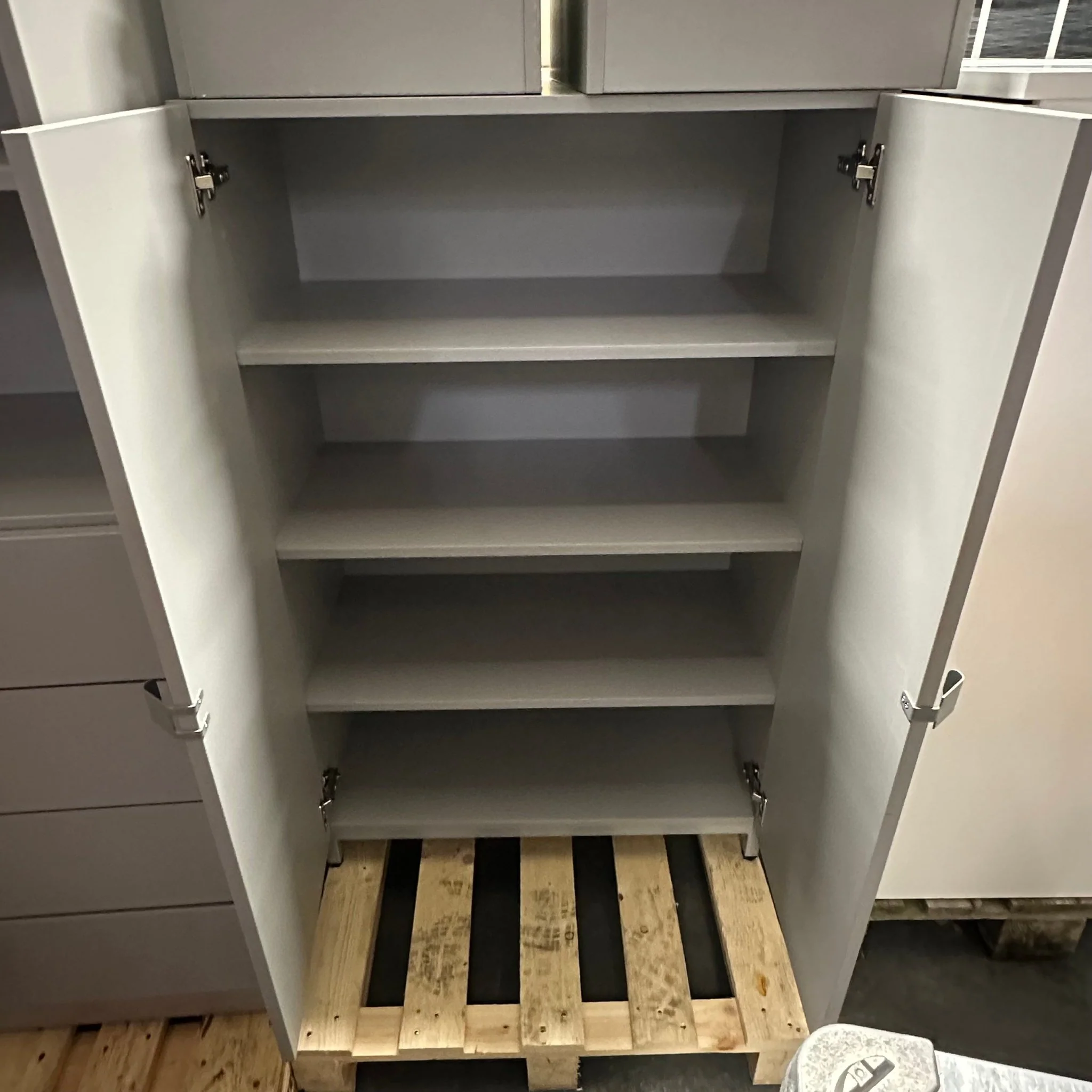Skap QBUS, 2 hyller, sokkel, hÄndtak, H1252 B800 D420 mm, lys grÄ - Image 6